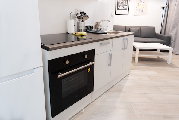 Fridge, microwave, oven, coffee/tea maker