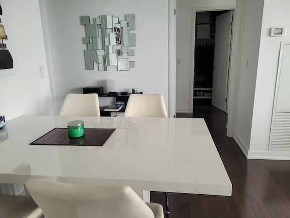 Dúplex clásico | Servicio de comidas en la habitación
