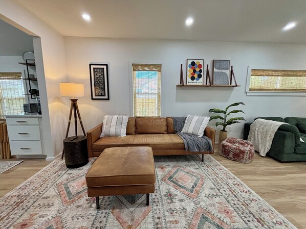 Smart TV - Modern Monroe Farmhouse 3bd/1bth sleeps 7 (Monroe)