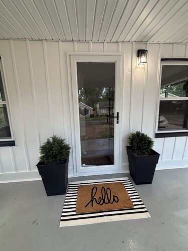 Modern Monroe Farmhouse 3bd/1bth sleeps 7