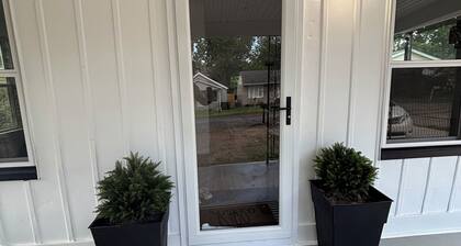 Modern Monroe Farmhouse 3bd/1bth sleeps 7