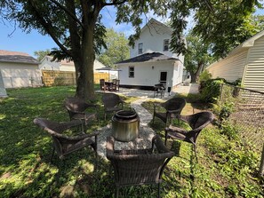 Outdoor dining - Modern Monroe Farmhouse 3bd/1bth sleeps 7 (Monroe)