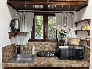 Réfrigérateur, micro-ondes, plaque de cuisson, cafetière/bouilloire