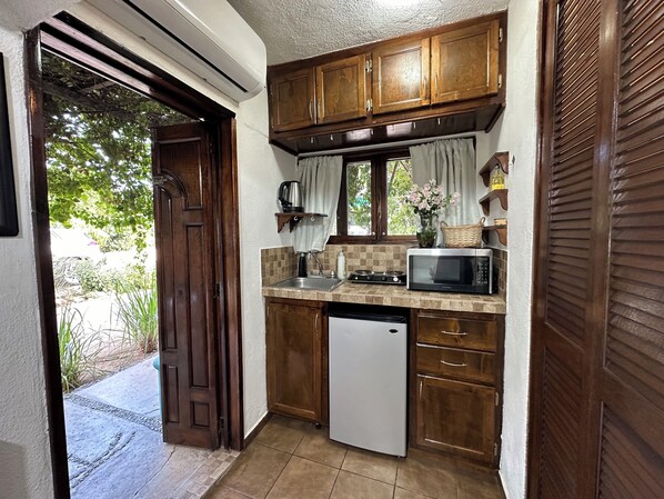 Kühlschrank, Mikrowelle, Herdplatte, Wasserkocher mit Kaffee-/Teezubehör