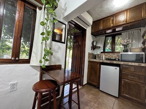 Kühlschrank, Mikrowelle, Herdplatte, Wasserkocher mit Kaffee-/Teezubehör