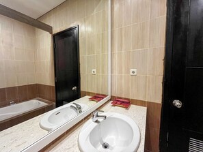 Toalhas de banho, sabonete, shampoo, papel higiênico