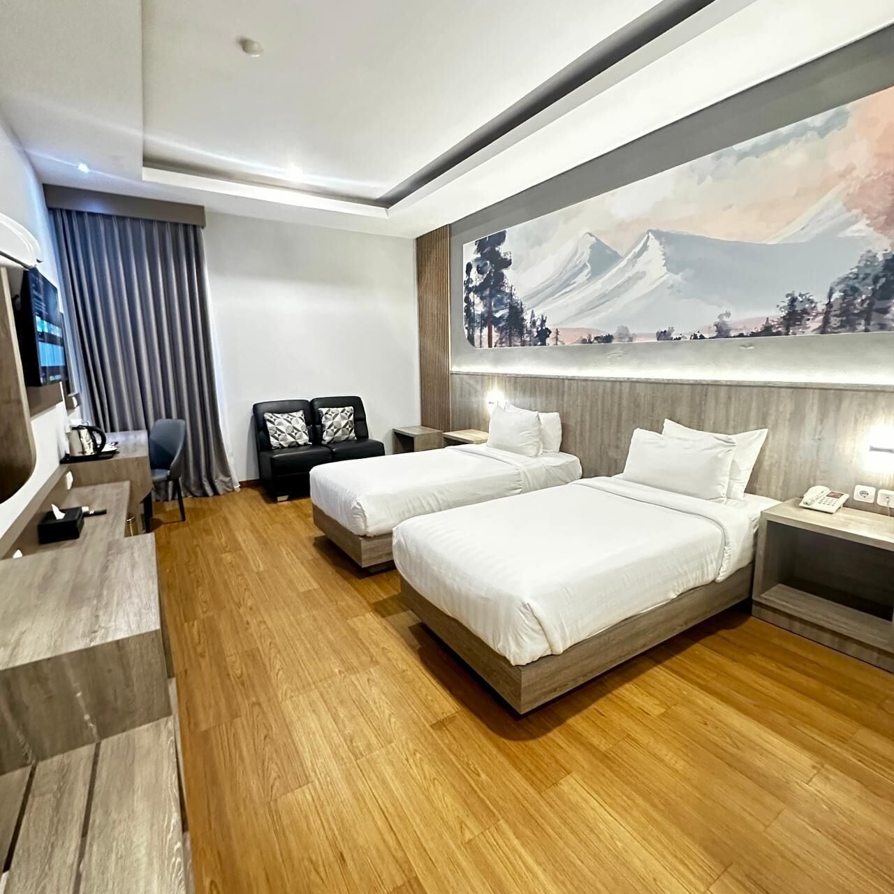 豪華雙床房 | 房內夾萬、手提電腦工作空間、免費 Wi-Fi