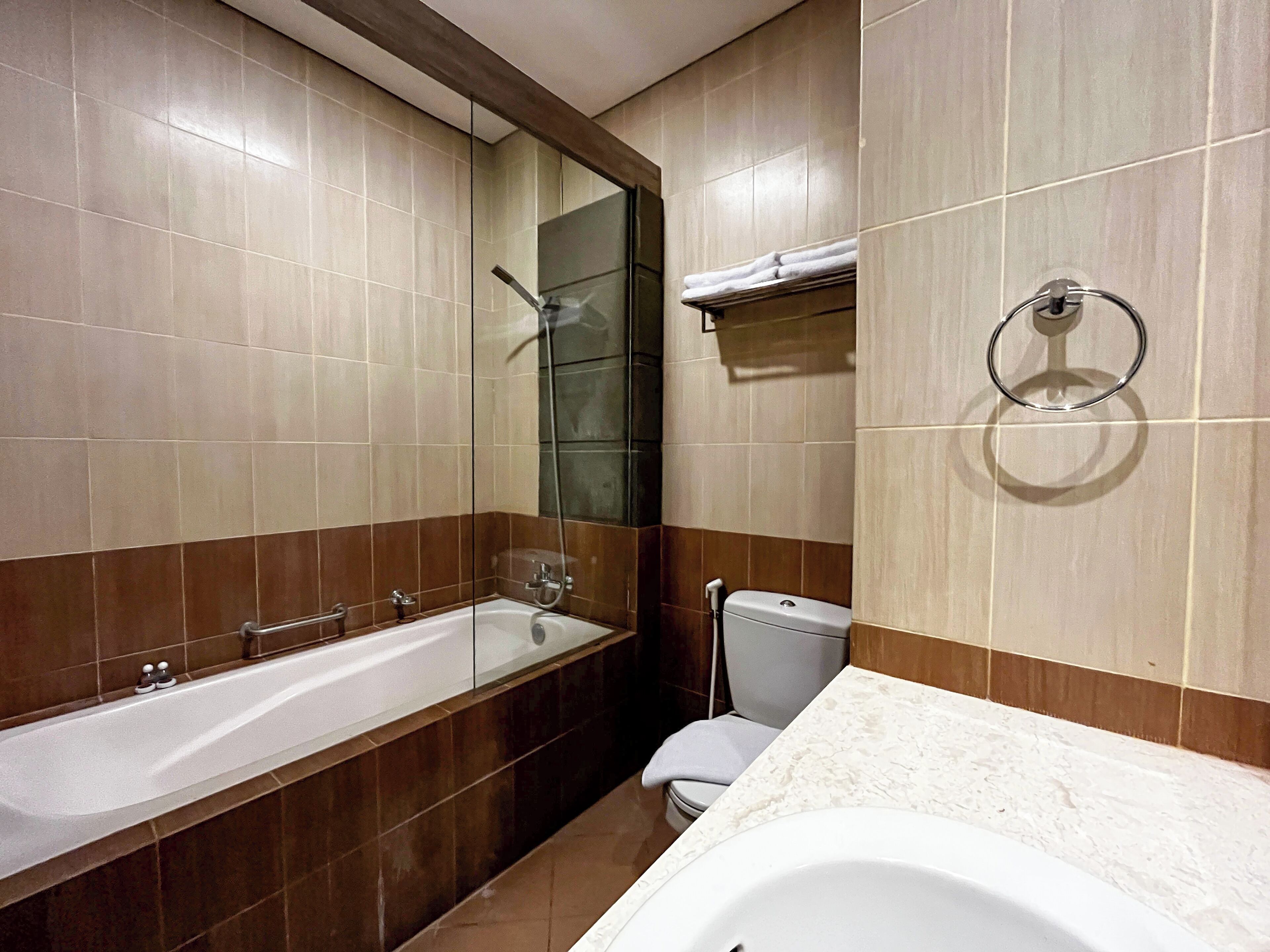 Un baño moderno con bañera, inodoro y lavabo.