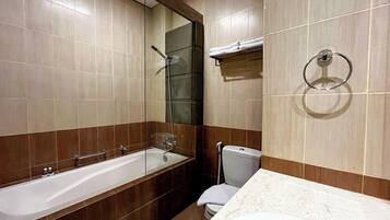 Un baño moderno con bañera, inodoro y lavabo.