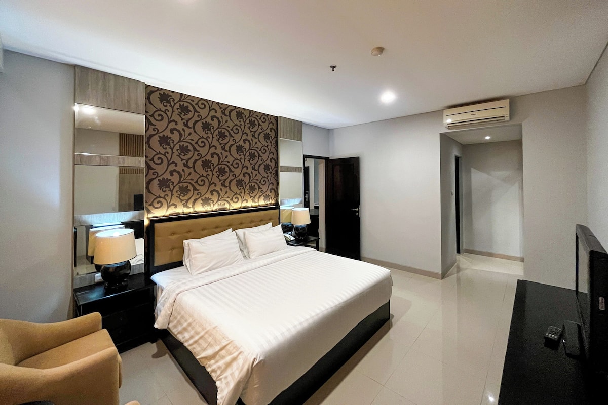 Suite | In-room safe, laptop workspace, soundproofing, WiFi (free)
