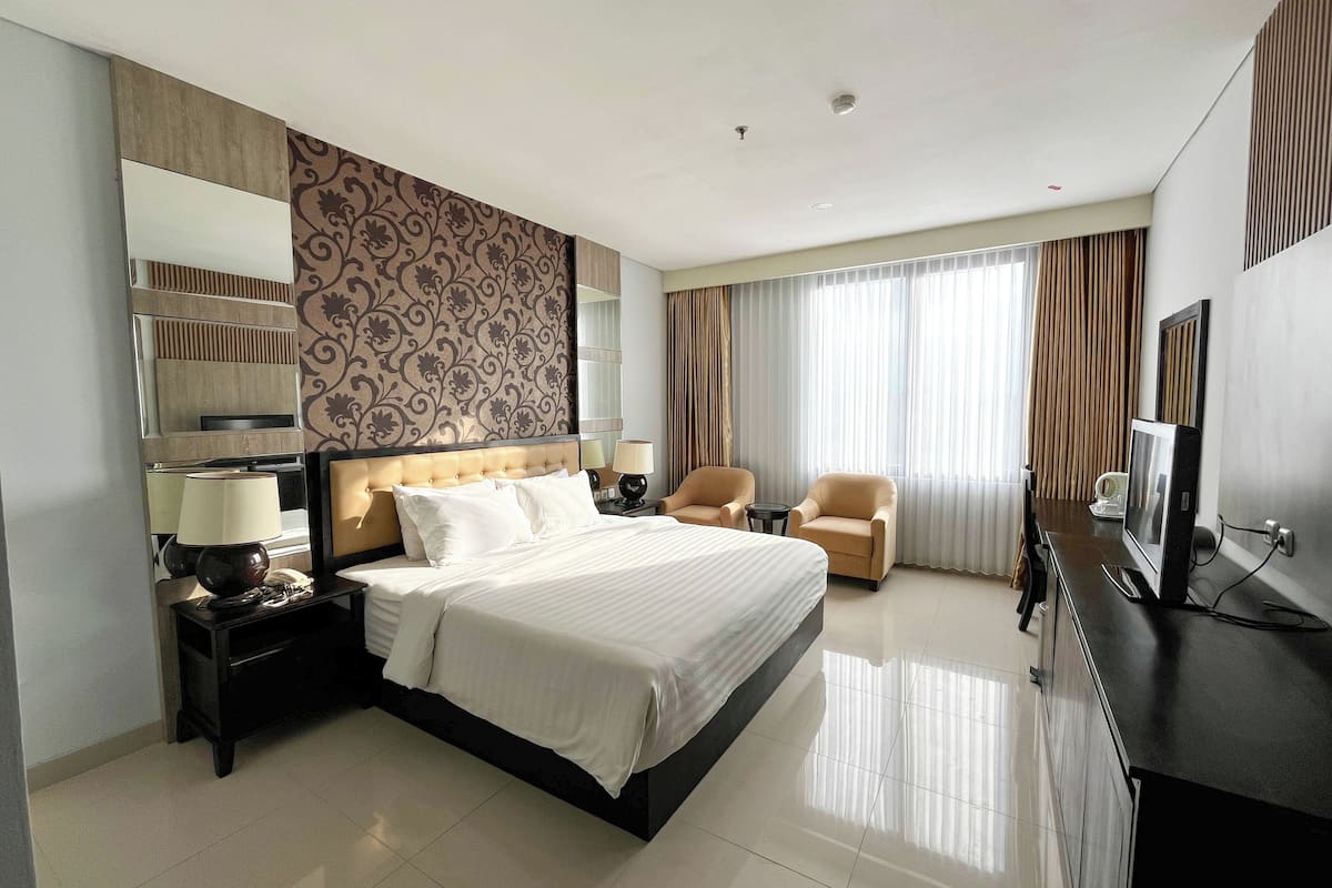 In-room safe, laptop workspace, soundproofing, WiFi (free)