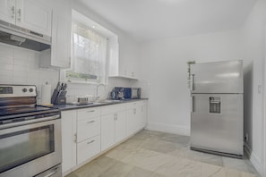 Microondas, horno, placa de cocina y trona infantil