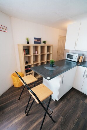 Fridge, microwave, oven, stovetop - London Luxury Flat - Upper Whistler Walk (London)