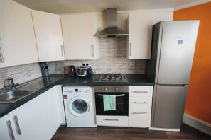 Fridge, microwave, oven, stovetop - London Luxury Flat - Upper Whistler Walk (London)