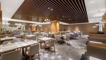 Daily buffet breakfast (CNY 68 per person)