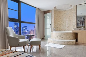 Exklusivt dubbelrum | Badrum | Dusch, hårtork, tofflor och handdukar