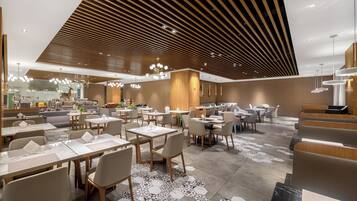 Daily buffet breakfast (CNY 68 per person)