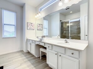 Deluxe Double Room | Bathroom