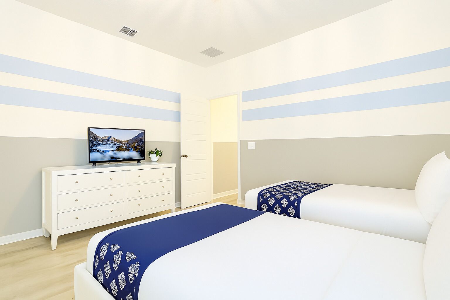 Standaard vierpersoonskamer, 2 tweepersoonsbedden, niet-roken, privébadkamer | Hypoallergeen beddengoed, gratis wifi, beddengoed