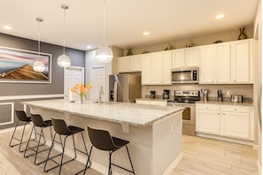 Grand réfrigérateur, micro-ondes