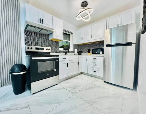 Batterie de cuisine, vaisselle et ustensiles