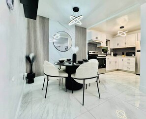 Batterie de cuisine, vaisselle et ustensiles