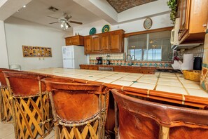 Réfrigérateur, micro-ondes, plaque de cuisson, cafetière/bouilloire