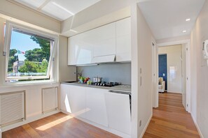 Een koelkast, een oven, een kookplaat, een koffiezetapparaat/waterkoker