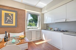 Kühlschrank, Ofen, Herdplatte, Wasserkocher mit Kaffee-/Teezubehör