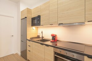 Réfrigérateur, micro-ondes, four, plaque de cuisson