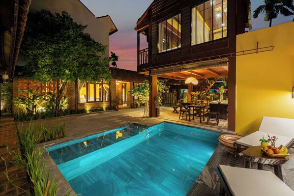 Outdoor pool, pool umbrellas, sun loungers