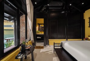 Classic Villa, City View | Living area | Books