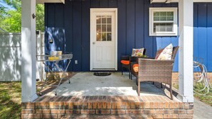 Terrace/patio - Coastal Cottage Vibes 𓇼 Walk to Beach & Dining (Oak Island)