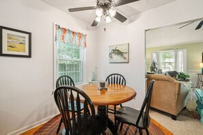 Dining - Coastal Cottage Vibes 𓇼 Walk to Beach & Dining (Oak Island)