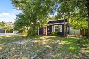 Exterior - Coastal Cottage Vibes 𓇼 Walk to Beach & Dining (Oak Island)