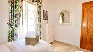 4 slaapkamers, een bureau, een strijkplank/strijkijzer, reisbedje