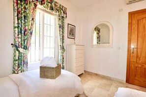 4 bedrooms, desk, iron/ironing board, travel cot