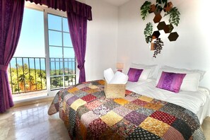 Skrivebord, strykejern/-brett, reiseseng for barn og wi-fi (inkludert)