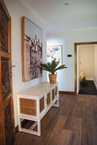 Harry's Place - Modern comfort near GV Health & Sports precinct