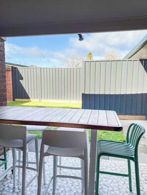 Outdoor dining - Harry's Place - Modern comfort near GV Health & Sports precinct (Shepparton)