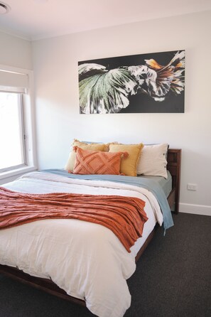 4 bedrooms, iron/ironing board, internet, bed sheets - Harry's Place -Easy Access Stay (Shepparton)