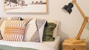 4 bedrooms, iron/ironing board, Internet, bed sheets