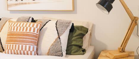 4 bedrooms, iron/ironing board, internet, bed sheets