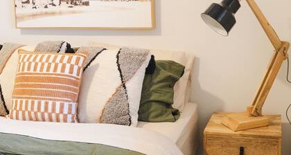 Harry's Place - Modern comfort near GV Health & Sports precinct