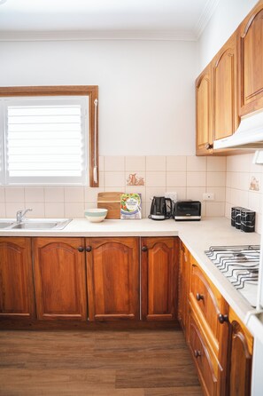 Private kitchen - Harry's Place -Easy Access Stay (Shepparton)