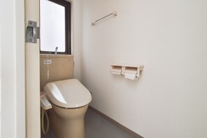 Apartament | Bany | Combinació de dutxa i banyera, assecador de cabells, tovalloles i xampú 