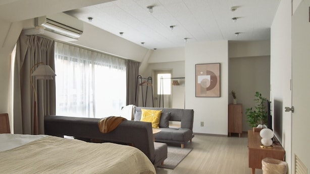 Ein modernes Hotelzimmer mit einem großen Bett, einer Couch und einem Schreibtisch.