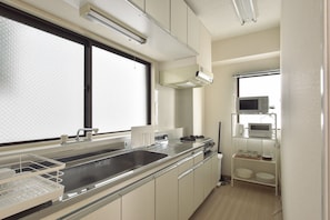 Apartamento | Cocina privada | Frigorífico grande, microondas, horno y placa de cocina