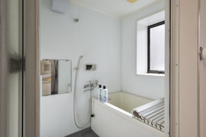 Apartamento | Baño | Ducha y bañera combinadas, secador de pelo, toallas y champú
