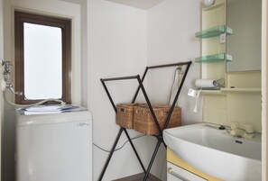 Apartamento | Baño | Ducha y bañera combinadas, secador de pelo, toallas y champú